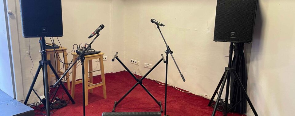 Alquiler altavoces, micrófonos y mesa de mezcla de directo para grupos musicales