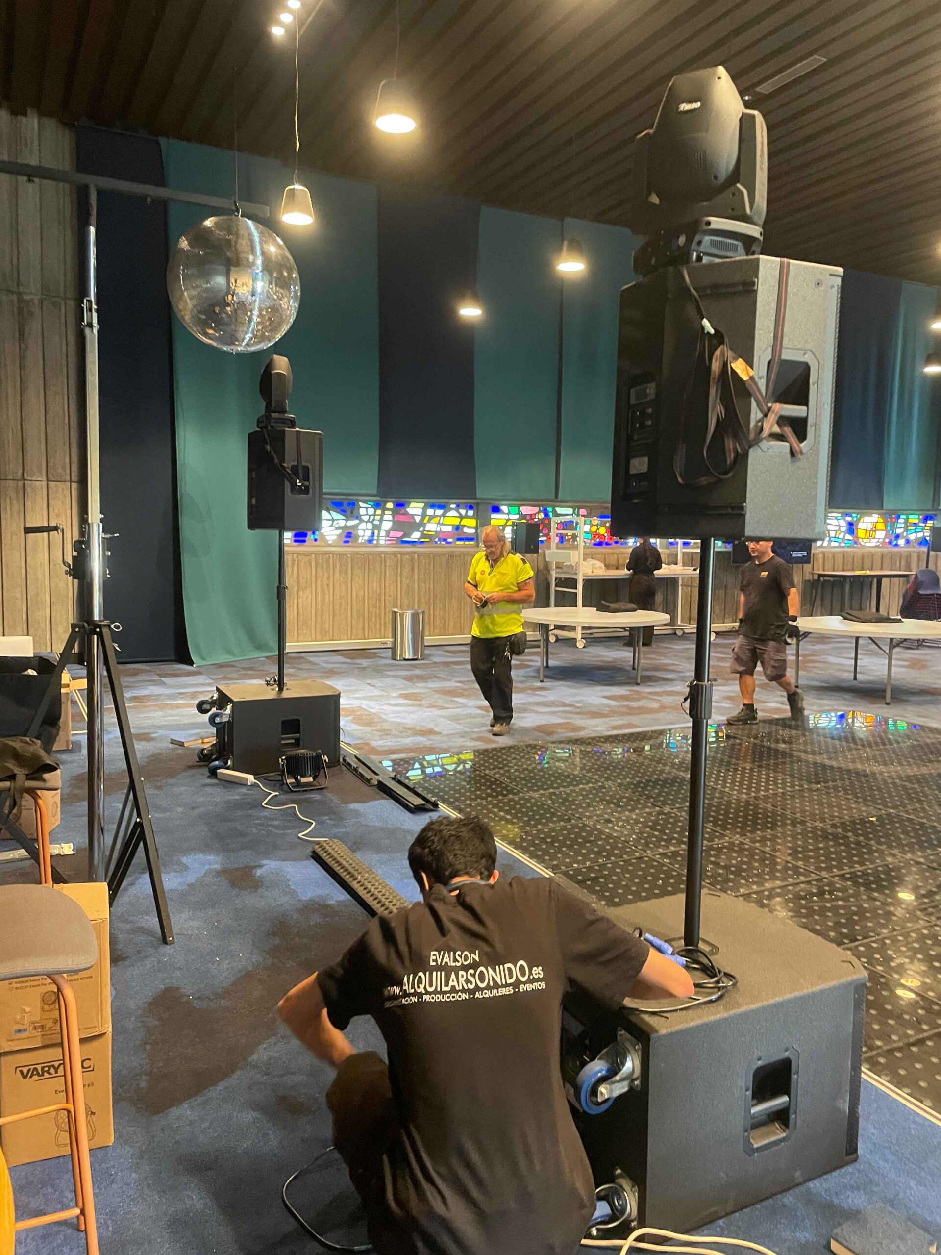 Alquiler altavoces para cena de empresa en Barcelona